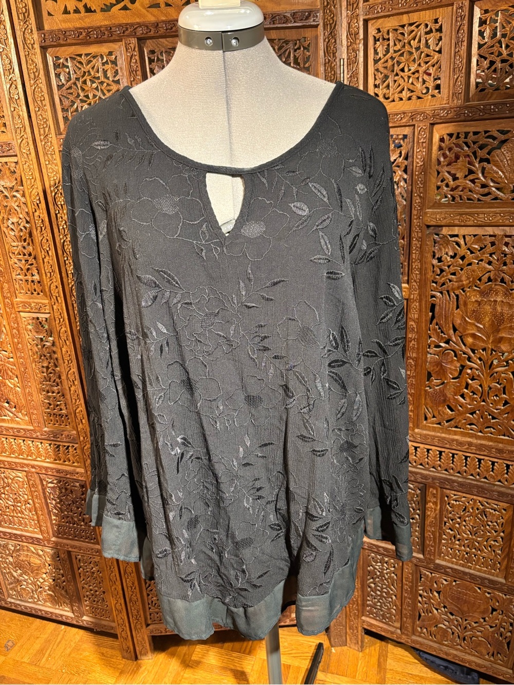 Roz & Ali Black Floral-Embroidered Long-Sleeve Keyhole Top